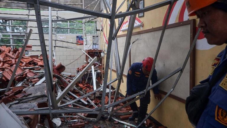 Atap SMAN 2 Gunungputri Ambruk Lagi, Bupati Bogor Minta Audit Menyeluruh Struktur Bangunan