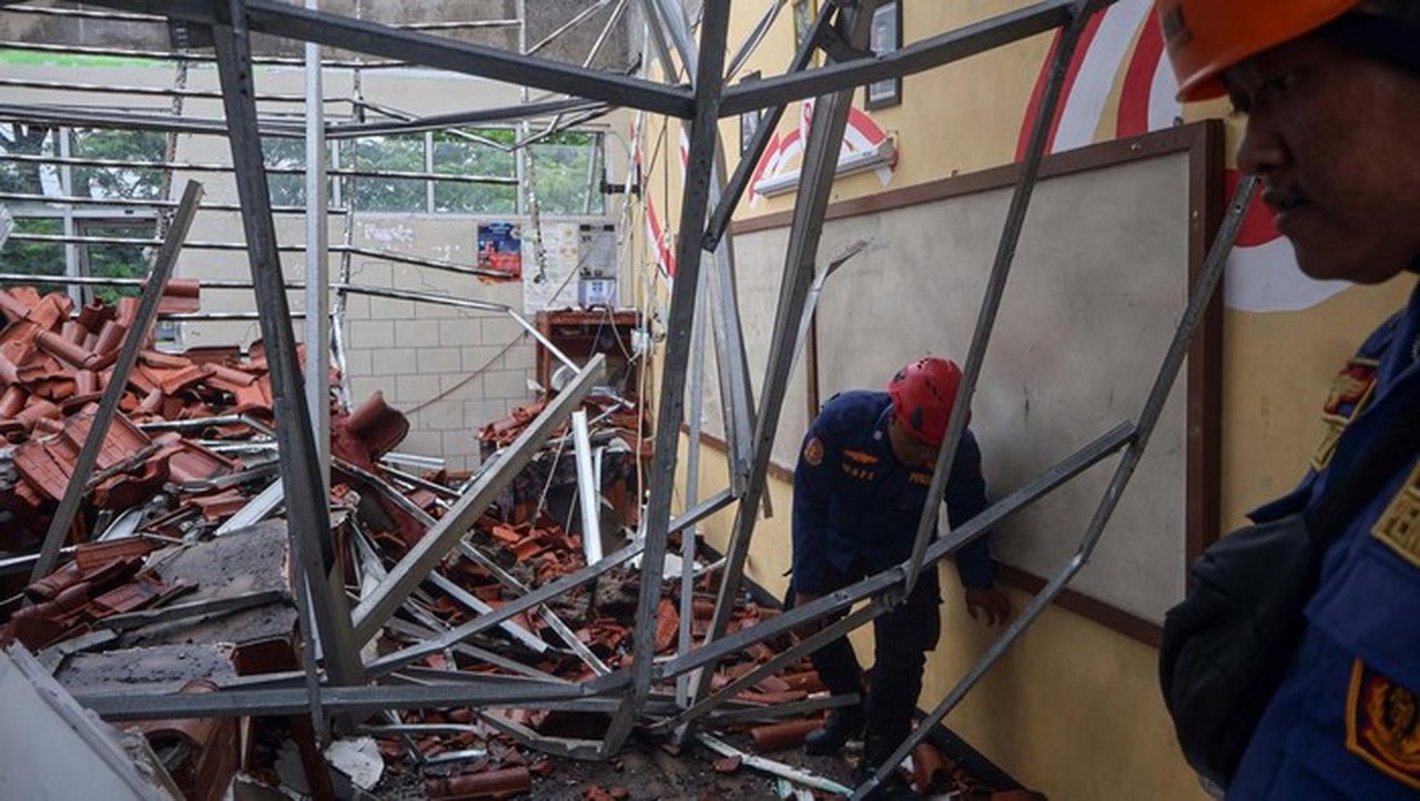 Atap SMAN 2 Gunungputri Ambruk Lagi, Bupati Bogor Minta Audit Menyeluruh Struktur Bangunan