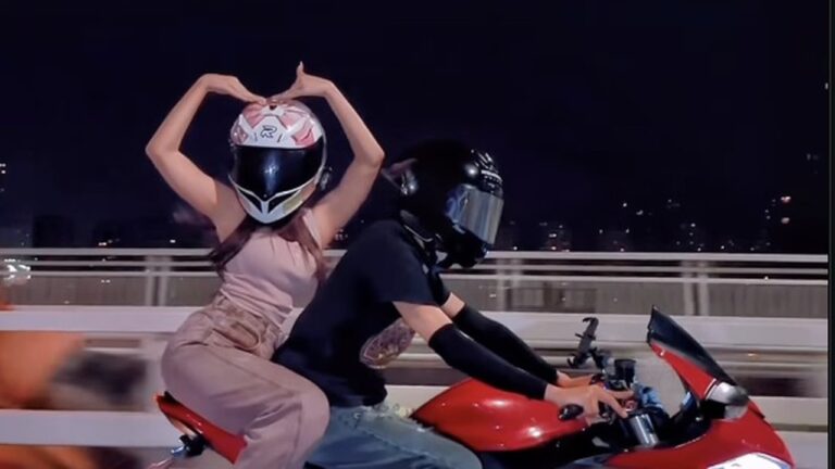 Fuji Klarifikasi Isu Pacar Baru: Pria yang Memboncengnya Ternyata Jasa Ojek Rp 1 Juta Fuji Klarifikasi Isu Pacar Baru: Pria yang Memboncengnya Ternyata Jasa Ojek Rp 1 Juta