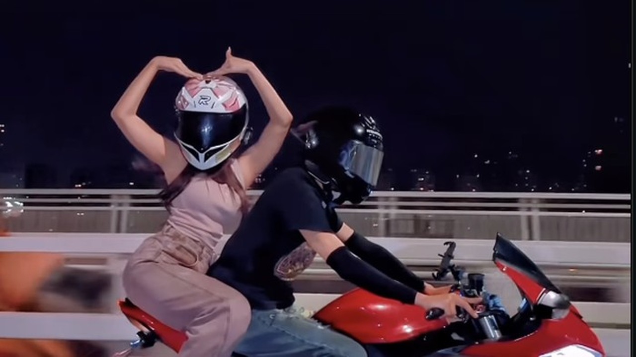 Fuji Klarifikasi Isu Pacar Baru: Pria yang Memboncengnya Ternyata Jasa Ojek Rp 1 Juta Fuji Klarifikasi Isu Pacar Baru: Pria yang Memboncengnya Ternyata Jasa Ojek Rp 1 Juta