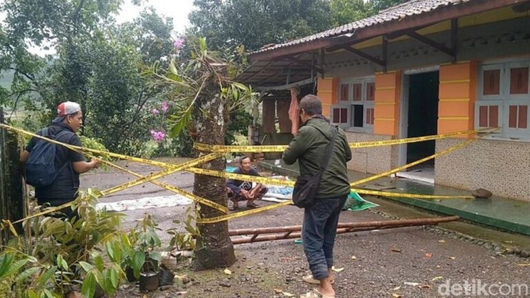 Tanah Dekat Sungai Amblas di Pekalongan, Rumah Warga Bergerak dan Terancam Hanyut Tanah Dekat Sungai Amblas di Pekalongan, Rumah Warga Bergerak dan Terancam Hanyut