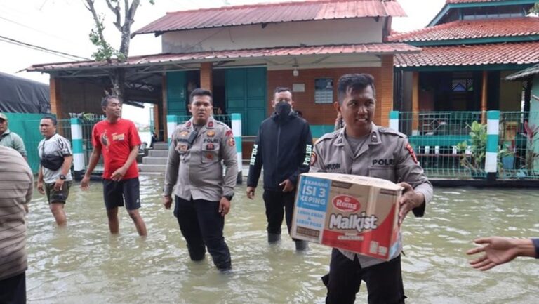 Kapolda Metro Jaya Turun Langsung Salurkan Bantuan untuk Korban Banjir di Bekasi Kapolda Metro Jaya Turun Langsung Salurkan Bantuan untuk Korban Banjir di Bekasi