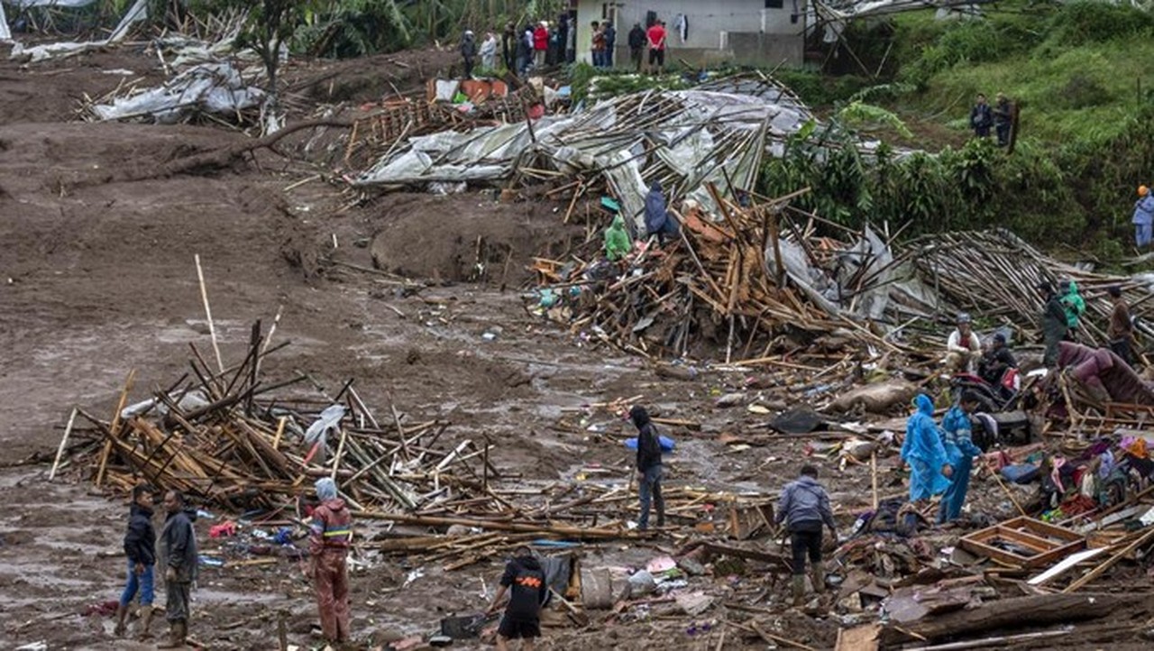 TNI Selidiki Kabar 23 Prajurit Hilang dalam Longsor Dahsyat di Cisarua, Bandung Barat TNI Selidiki Kabar 23 Prajurit Hilang dalam Longsor Dahsyat di Cisarua, Bandung Barat