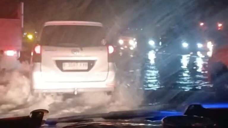 Tol Jakarta-Merak KM 50 Tergenang Banjir, Lalu Lintas Macet Parah Hingga 10 Km Tol Jakarta-Merak KM 50 Tergenang Banjir, Lalu Lintas Macet Parah Hingga 10 Km
