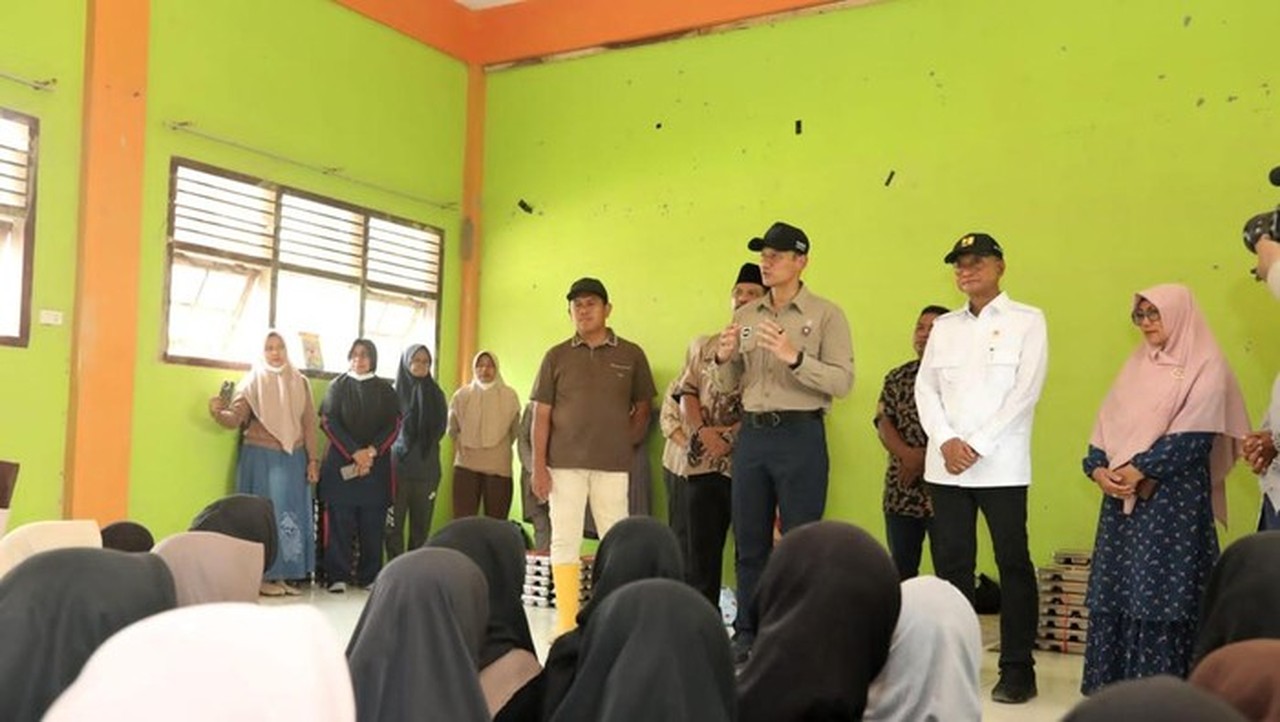 Menko AHY Tinjau SMPN 1 Karang Baru, Pastikan Pemulihan Pendidikan Pascabanjir Aceh Tamiang Menko AHY Tinjau SMPN 1 Karang Baru, Pastikan Pemulihan Pendidikan Pascabanjir Aceh Tamiang