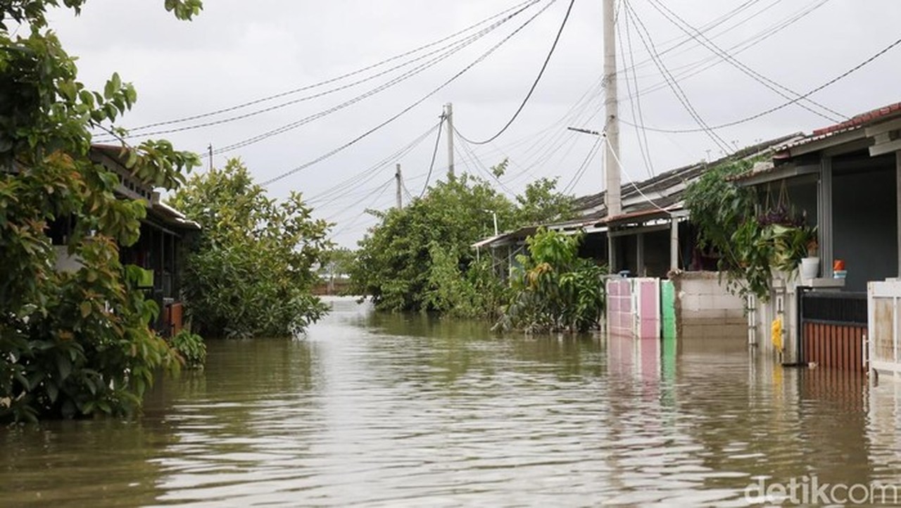 Banjir Bekasi: Perumahan Subsidi Terendam Air Setinggi 2 Meter, Ribuan Warga Mengungsi Banjir Bekasi: Perumahan Subsidi Terendam Air Setinggi 2 Meter, Ribuan Warga Mengungsi