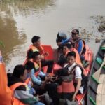 Jembatan Ambruk di Ogan Ilir, Pelajar Terpaksa Gunakan Perahu untuk Sekolah