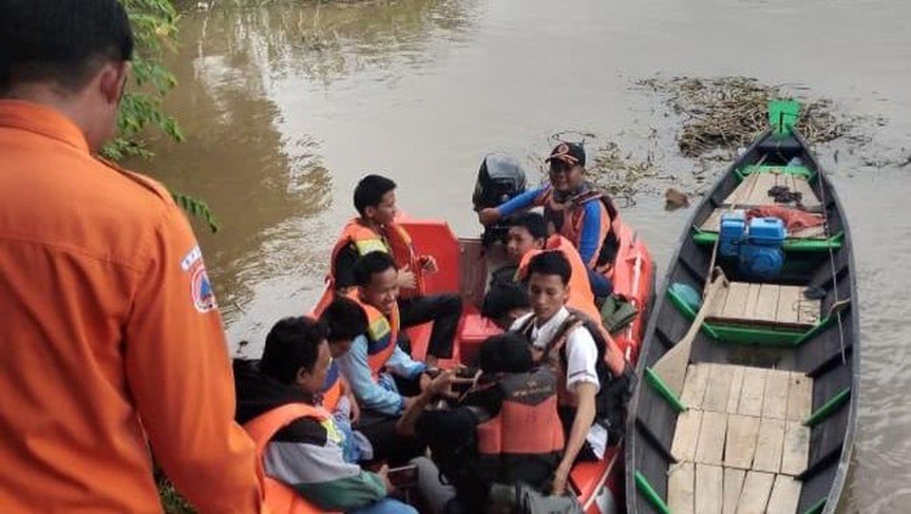 Jembatan Ambruk di Ogan Ilir, Pelajar Terpaksa Gunakan Perahu untuk Sekolah