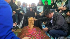 Kopilot ATR 42-500 Farhan Gunawan Dimakamkan di Gowa, Keluarga Tak Henti Menangis