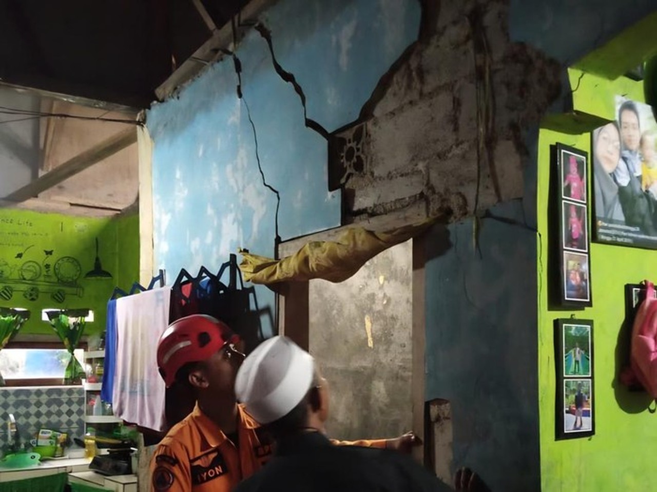 Tanah Bergerak di Bogor: 12 Rumah Rusak, Jalan Desa Retak Akibat Hujan Deras Tanah Bergerak di Bogor: 12 Rumah Rusak, Jalan Desa Retak Akibat Hujan Deras