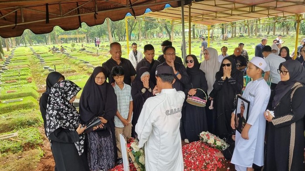 Tangis Ibunda Pecah di Pemakaman Ferry Irawan, Korban ATR 42-500: “Mama Bangga”