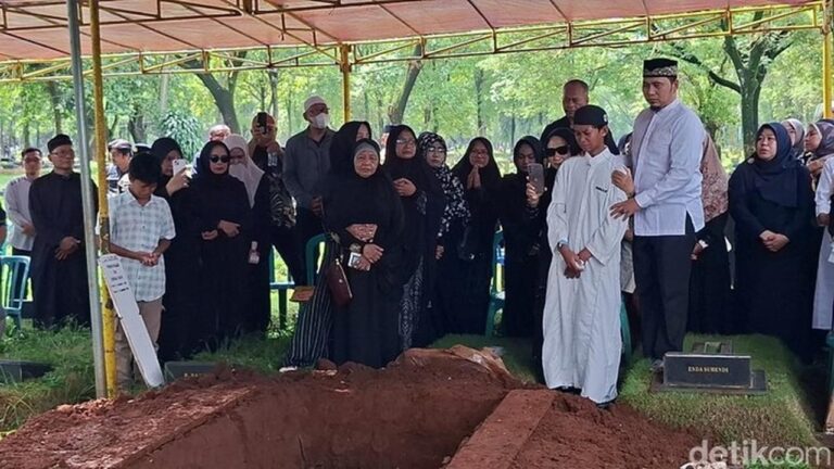 Tangis Keluarga Pecah Iringi Pemakaman Ferry Irawan, Korban Pesawat ATR 42-500