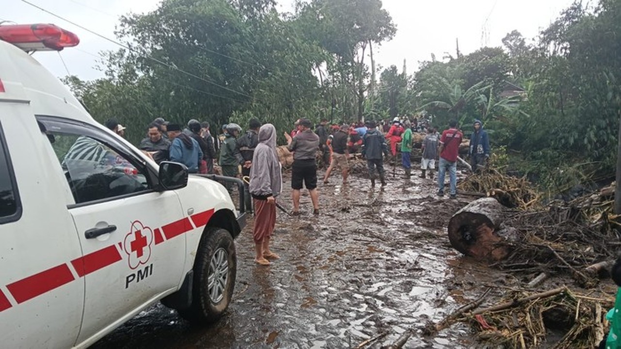 Banjir Pemalang: Kemensos Dirikan Dapur Umum dan Salurkan Bantuan Logistik untuk Korban