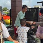 Brimob Polda Metro Distribusikan 300 Porsi Makanan untuk Korban Banjir Ekstrem Bekasi