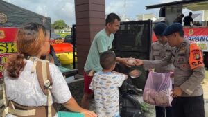 Brimob Polda Metro Distribusikan 300 Porsi Makanan untuk Korban Banjir Ekstrem Bekasi