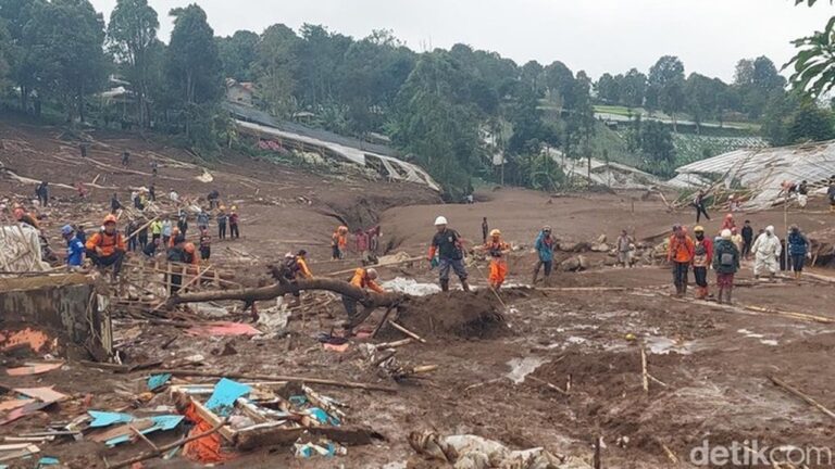 Operasi SAR 24 Jam Non-Stop: 79 Warga Cisarua Bandung Barat Masih Hilang Akibat Longsor Operasi SAR 24 Jam Non-Stop: 79 Warga Cisarua Bandung Barat Masih Hilang Akibat Longsor