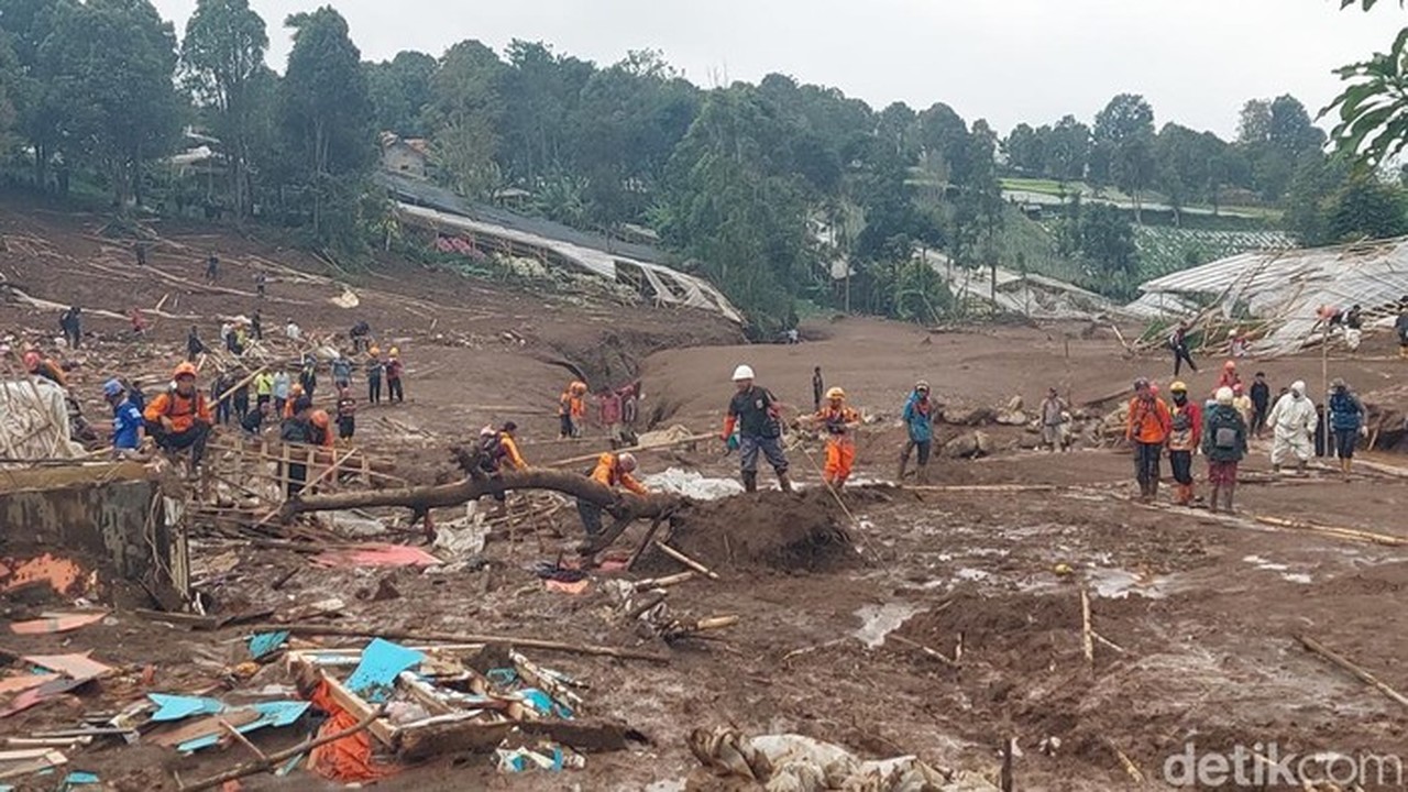 Operasi SAR 24 Jam Non-Stop: 79 Warga Cisarua Bandung Barat Masih Hilang Akibat Longsor