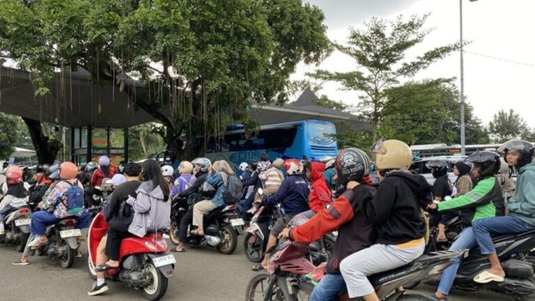 Libur Akhir Tahun, Taman Margasatwa Ragunan Dipadati Pengunjung, Lalin Macet Total Libur Akhir Tahun, Taman Margasatwa Ragunan Dipadati Pengunjung, Lalin Macet Total