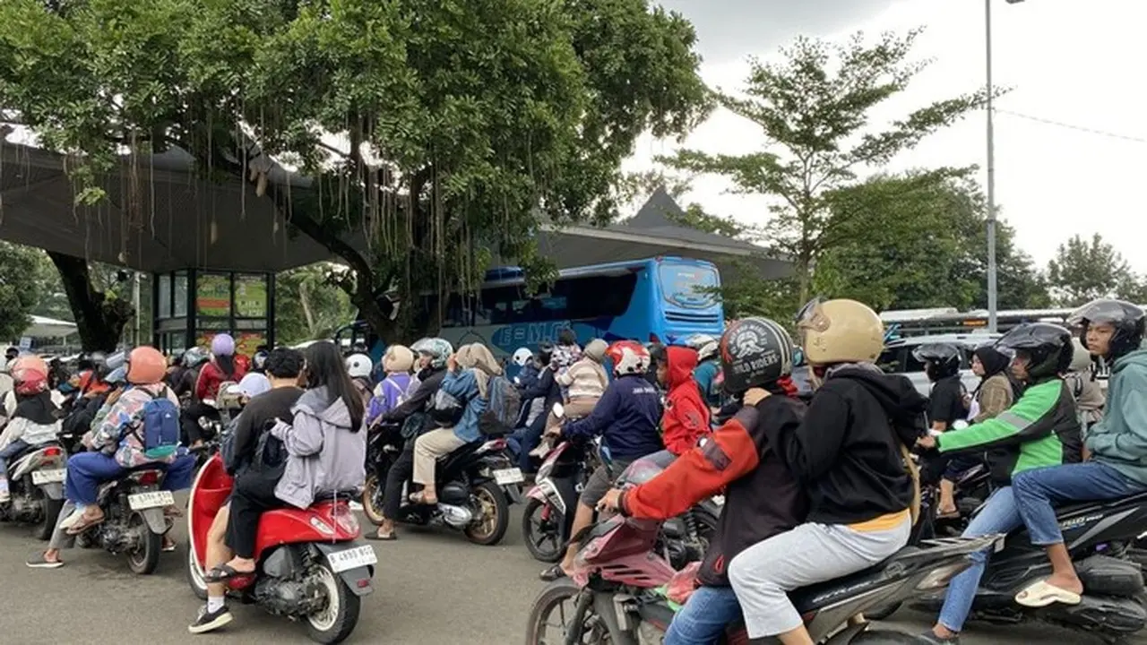 Antrean Kendaraan Mengular Di Pintu Masuk Ragunan, Jaksel. (devi Puspitasari/detikcom)