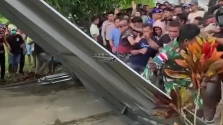 Oknum TNI AL Keroyok Guru SMK di Talaud, Warga Geruduk Mako Lanal Melonguane