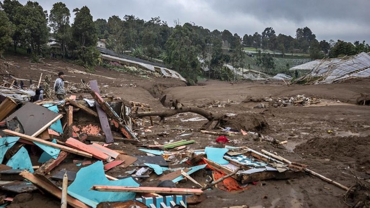 Longsor Cisarua Bandung Barat: 25 Tewas, Puluhan Masih Hilang, 30 Rumah Tertimbun