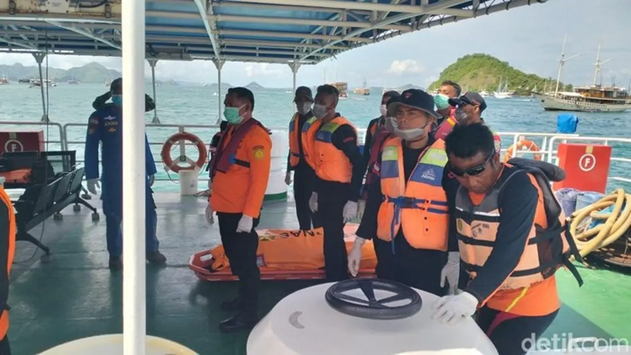 Jenazah Tiba Di Pelabuhan Marina Labuan Bajo Pukul 10.10 Wita, Minggu (4/1/2026). (ambrosius Ardin/detikbali)