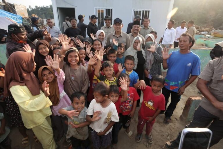 AHY Tinjau Rumah Modular dan Salurkan Bantuan Beras untuk Warga Terdampak Bencana di Aceh Tamiang AHY Tinjau Rumah Modular dan Salurkan Bantuan Beras untuk Warga Terdampak Bencana di Aceh Tamiang