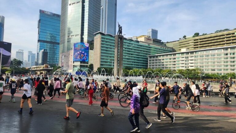 CFD Bundaran HI 2026: Warga Antusias Bakar Lemak Tahun Baru Sambil Berolahraga CFD Bundaran HI 2026: Warga Antusias Bakar Lemak Tahun Baru Sambil Berolahraga