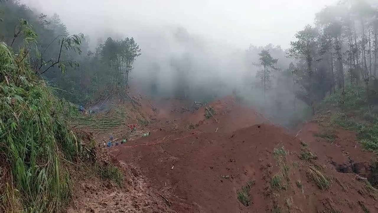 Bapak dan Anak Tertimbun Longsor di Pemalang Saat Hendak Bertani, Pencarian Terkendala Cuaca Bapak dan Anak Tertimbun Longsor di Pemalang Saat Hendak Bertani, Pencarian Terkendala Cuaca