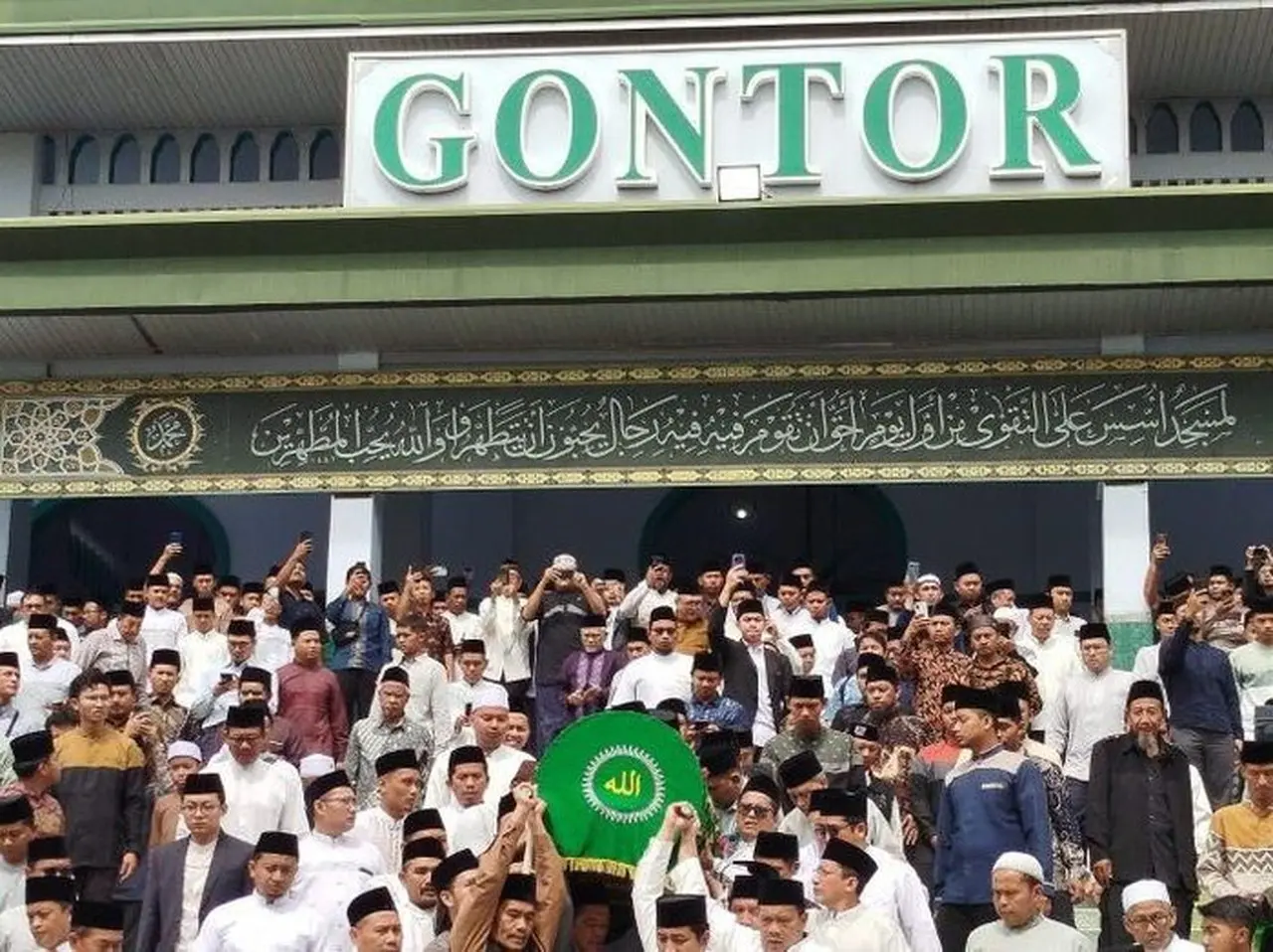Foto: Ribuan Pelayat Mengiringi Pemberangkatan Jenazah Kh Amal Fathullah Zarkasyi Usai Dishalatkan Di Masjid Jami' Pondok Modern Darussalam Gontor, Ponorogo, Jawa Timur, Minggu (4/1/2026). (antara/ho Prastyo)