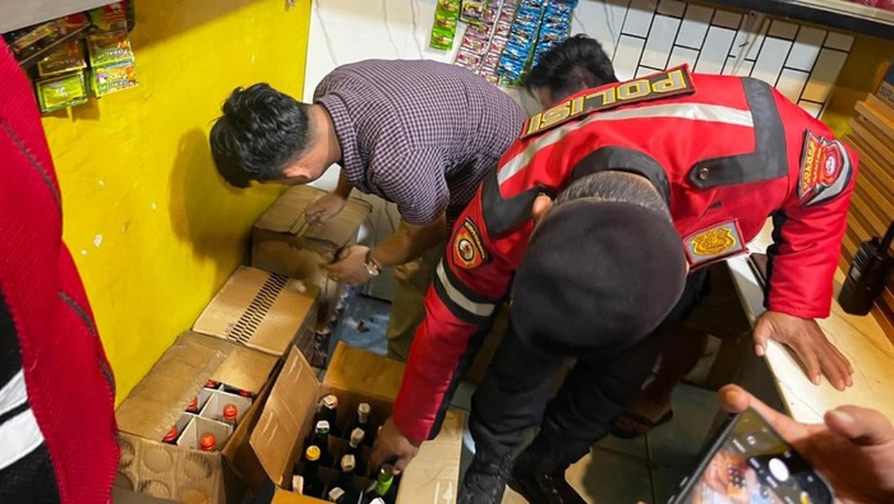 Polres Serang Sita Ratusan Botol Miras dan Tuak dalam Operasi Pekat Maung 2026