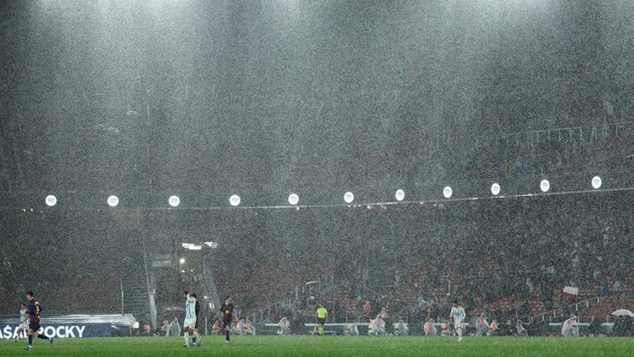 Barcelona Pesta Gol di Camp Nou yang Banjir Akibat Hujan Deras Barcelona Pesta Gol di Camp Nou yang Banjir Akibat Hujan Deras