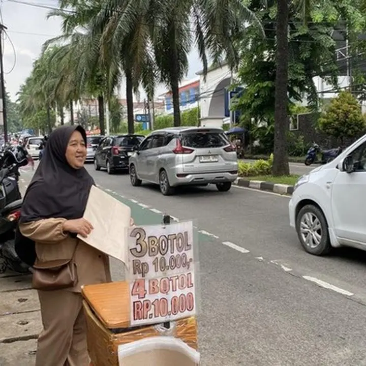 Kisah Dede, Pedagang Tikar Musiman di Ragunan Raup Omzet Jutaan Rupiah Saat Liburan