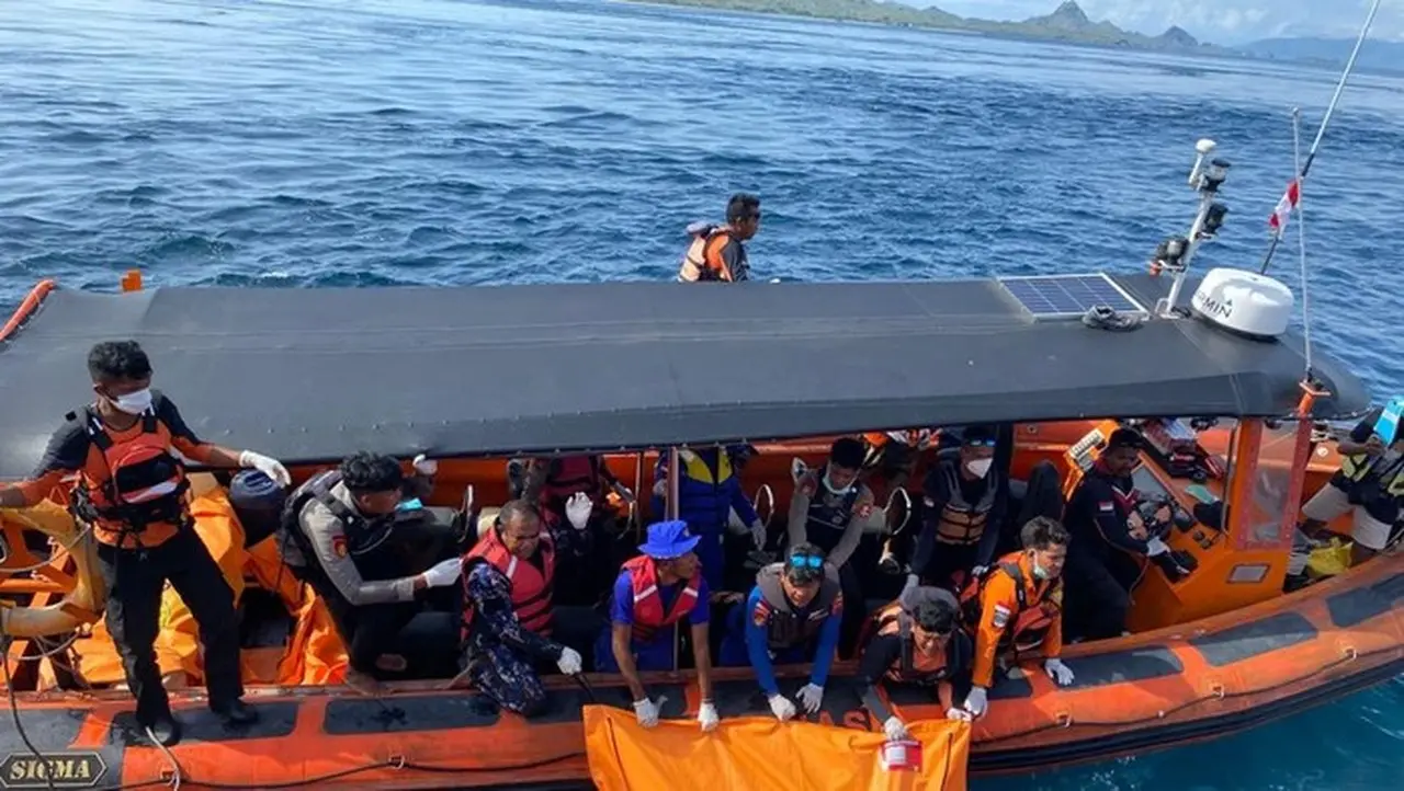 Tim Sar Gabungan Menemukan Jenazah Diduga Fernando Martin Carreras Di Perairan Pulau Rinca, Minggu (4/1/2026). (dok. Basarnas Maumere)