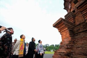 Menbud Fadli Zon Tinjau Candi Jabung, Dorong Pelestarian Budaya Berkelanjutan di Probolinggo