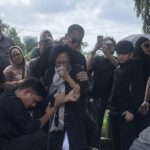 Tangis Ibunda Pecah Iringi Pemakaman Vokalis Element, Lucky Widja, di TPU Jeruk Purut