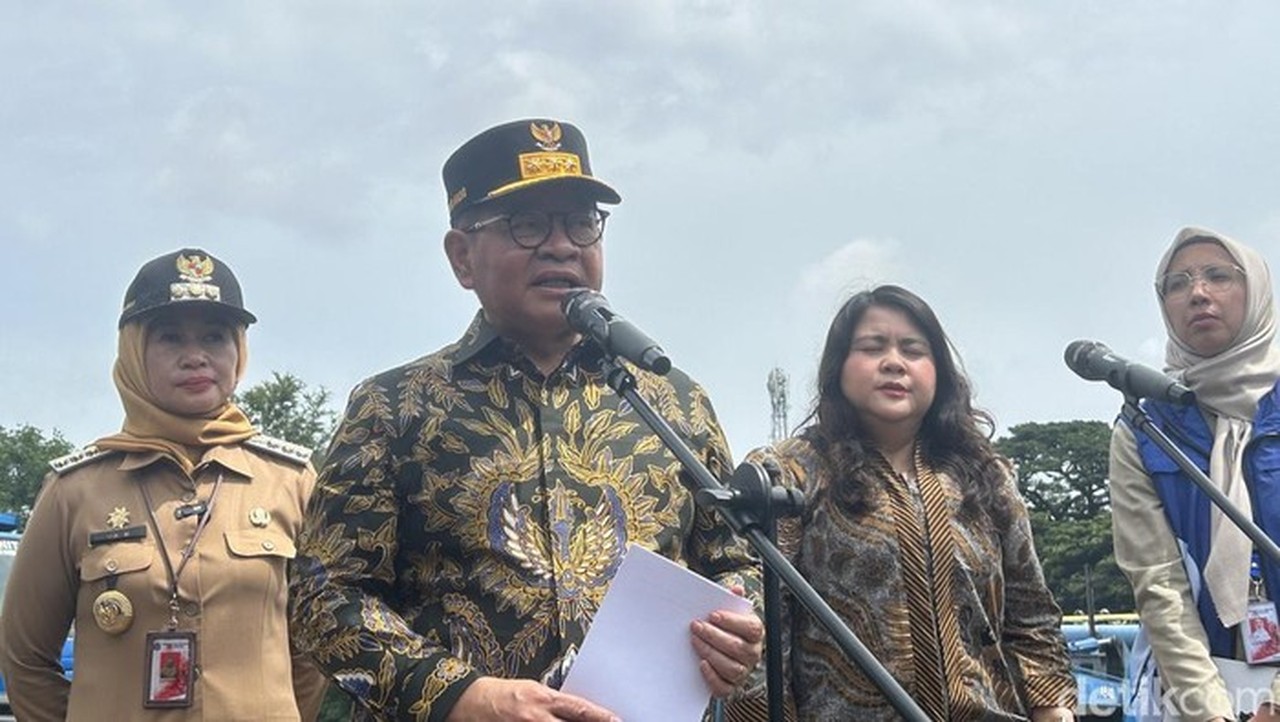 Gubernur Anung Minta Walkot Jakbar Buat Aturan Larangan Buang Sampah Sembarangan