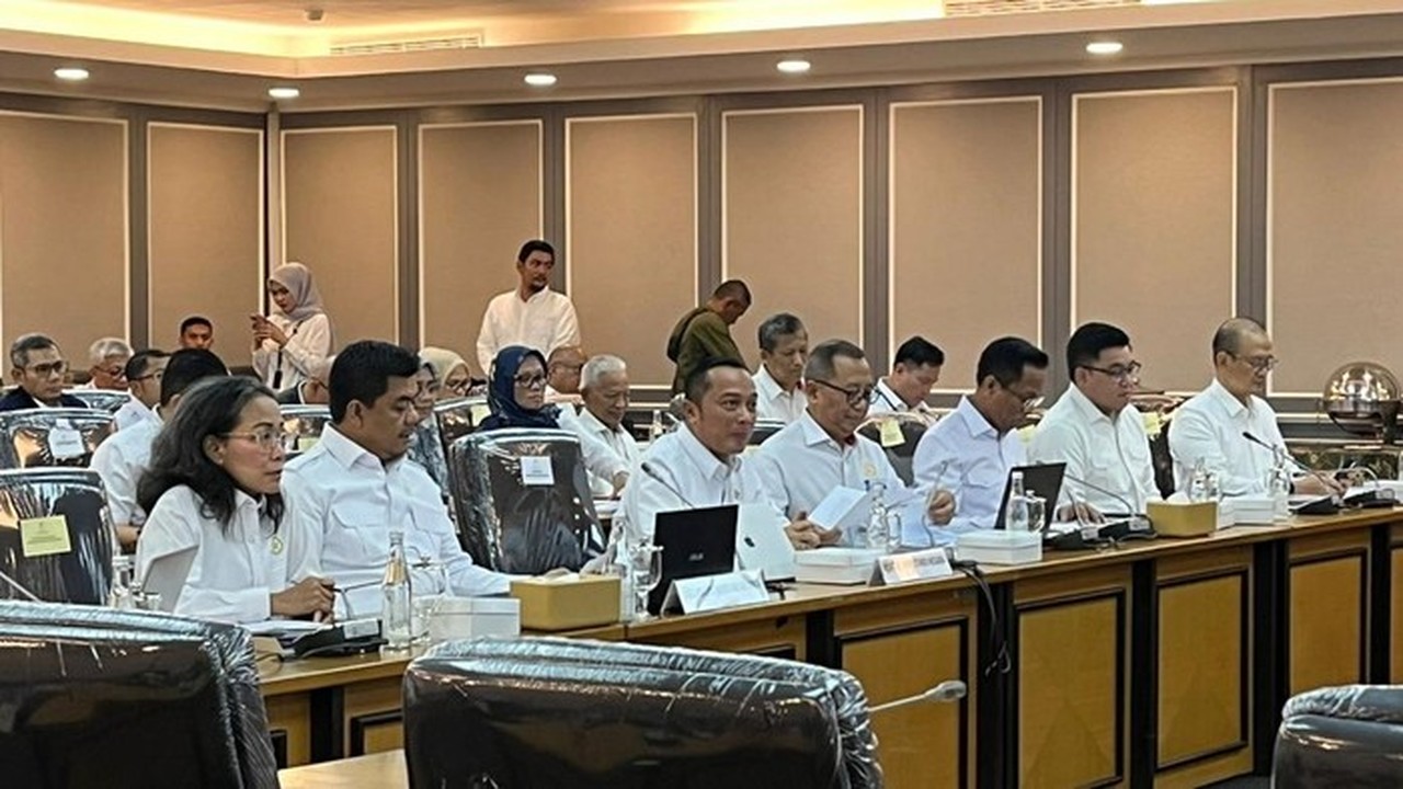 Mensesneg Pastikan Nasib Pekerja 28 Perusahaan yang Izinnya Dicabut Pasca Bencana Mensesneg Pastikan Nasib Pekerja 28 Perusahaan yang Izinnya Dicabut Pasca Bencana