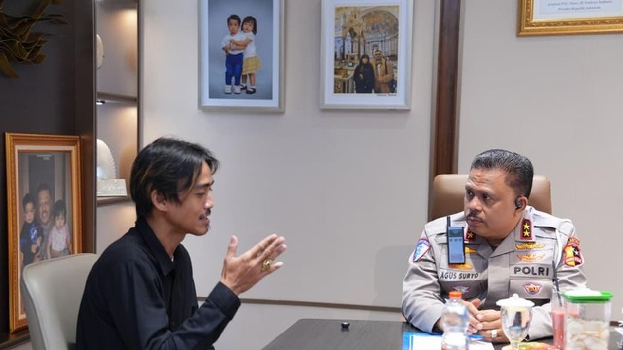 Sopir Truk Wingbox Diberi Penghargaan Kakorlantas Polri Atas Aksi Heroik di Tol Japek