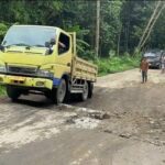 Jalan Raya Lebak Amblas 5 Meter Akibat Pergerakan Tanah, Pengendara Terpaksa Ekstra Hati-hati