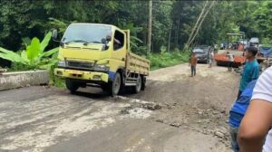 Jalan Raya Lebak Amblas 5 Meter Akibat Pergerakan Tanah, Pengendara Terpaksa Ekstra Hati-hati