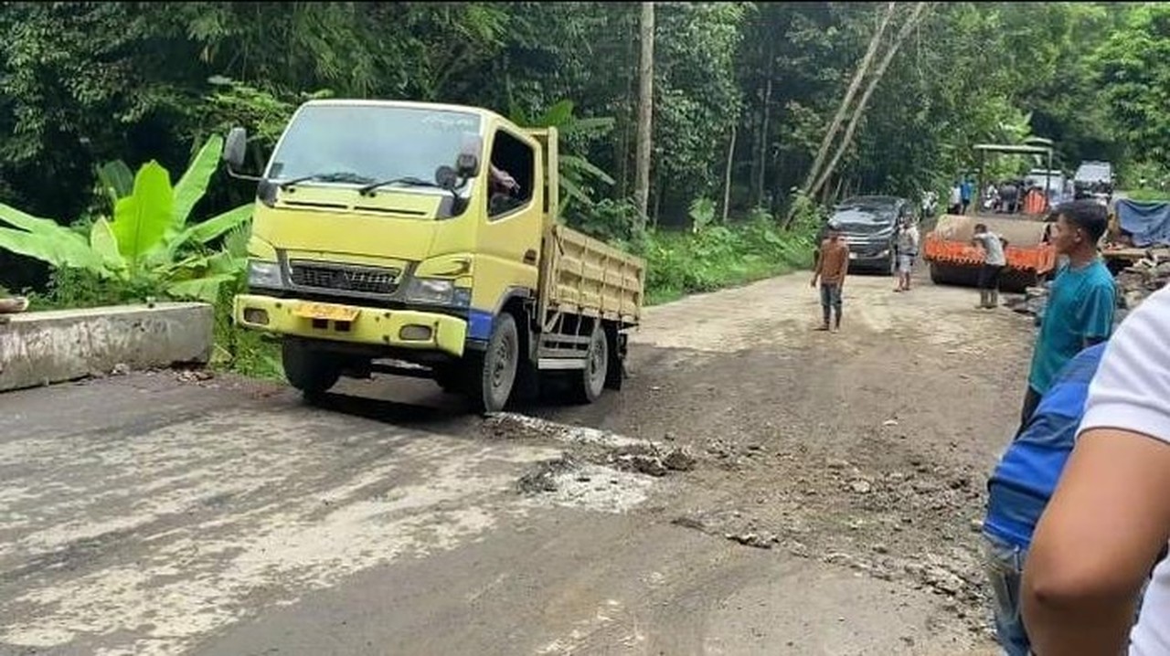 Jalan Raya Lebak Amblas 5 Meter Akibat Pergerakan Tanah, Pengendara Terpaksa Ekstra Hati-hati