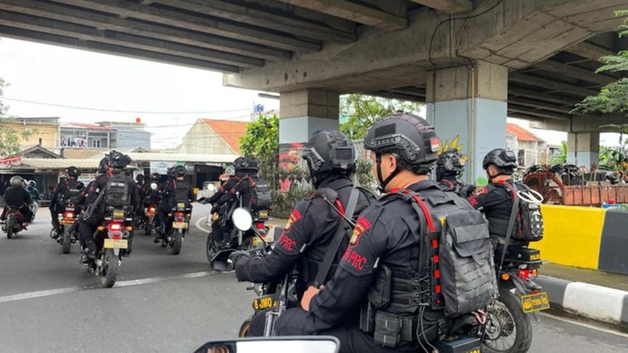 Antisipasi Tawuran, Brimob Polda Metro Jaya Patroli di Jatinegara Jakarta Timur