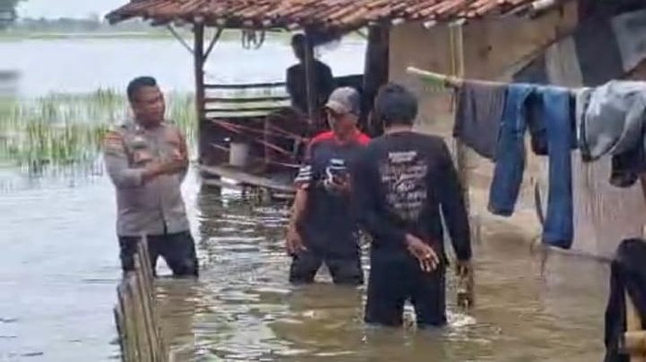 Banjir 1 Meter Rendam Ratusan Rumah di Serang, Warga Mengungsi ke Tempat Aman Banjir 1 Meter Rendam Ratusan Rumah di Serang, Warga Mengungsi ke Tempat Aman