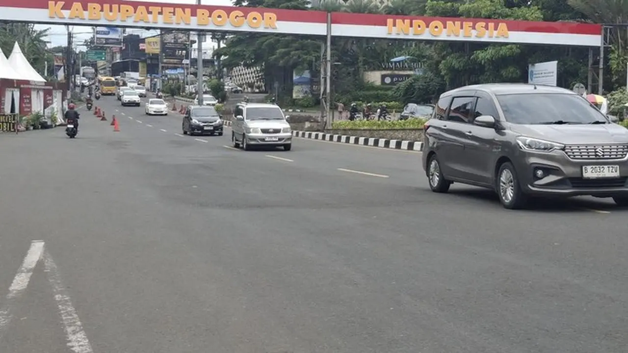 Kondisi One Way Arah Jakarta Di Jalan Raya Puncak, Bogor, Minggu (4/1/2026). (muchamad Sholihin/detikcom)