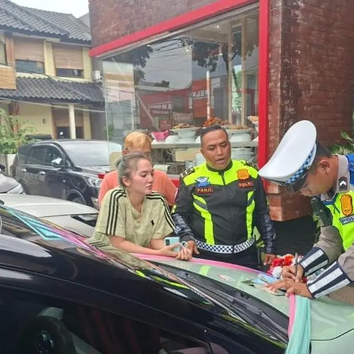 Mobil Berstrobo dan Bersirene Lagu Anak Viral, Pengemudi di Ciputat Ditilang Polisi