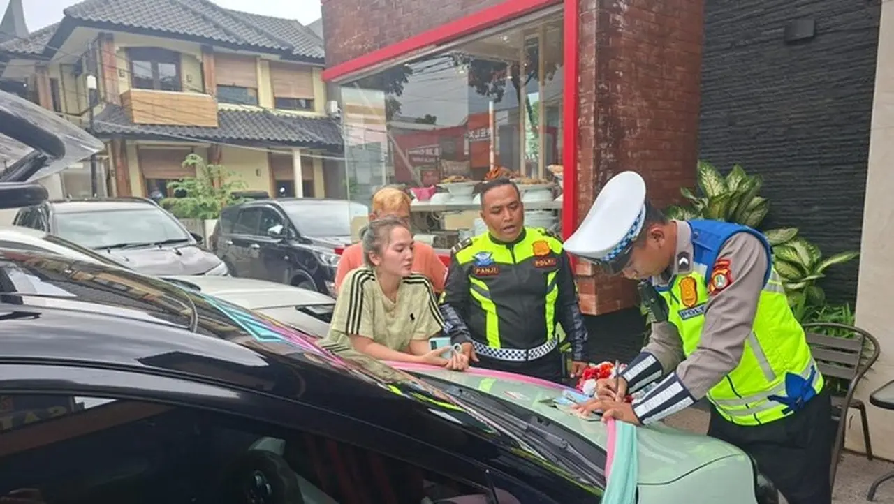 Polisi Menilang Mobil Wuling Viral Pakai Strobo Dan Sirene Di Tangsel. (dok. Istimewa)