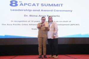 Bima Arya Dianugerahi Penghargaan APCAT atas Kontribusinya dalam Pengendalian Tembakau Asia Pasifik