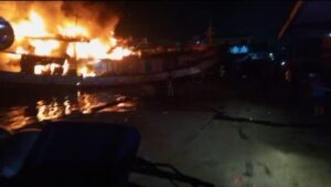 Kapal Nelayan Terbakar di Penjaringan, 17 Unit Damkar Dikerahkan Padamkan Api