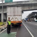 Truk Mogok di Semanggi Arah Slipi, Petugas Lakukan Penderekan Pagi Ini